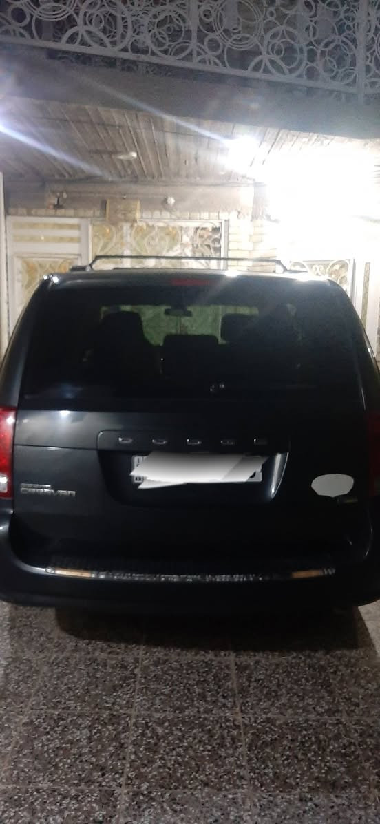 موديل ٢٠١٢
كلين بيها بالجنطة عالبارد تقريبا شبر

محرك ٣٦٠٠

تبريد ٣ قطع

جام كهرباء

كراسي سياحي بلع

المكان بغداد رقمها اربيل باسمي 

***********
