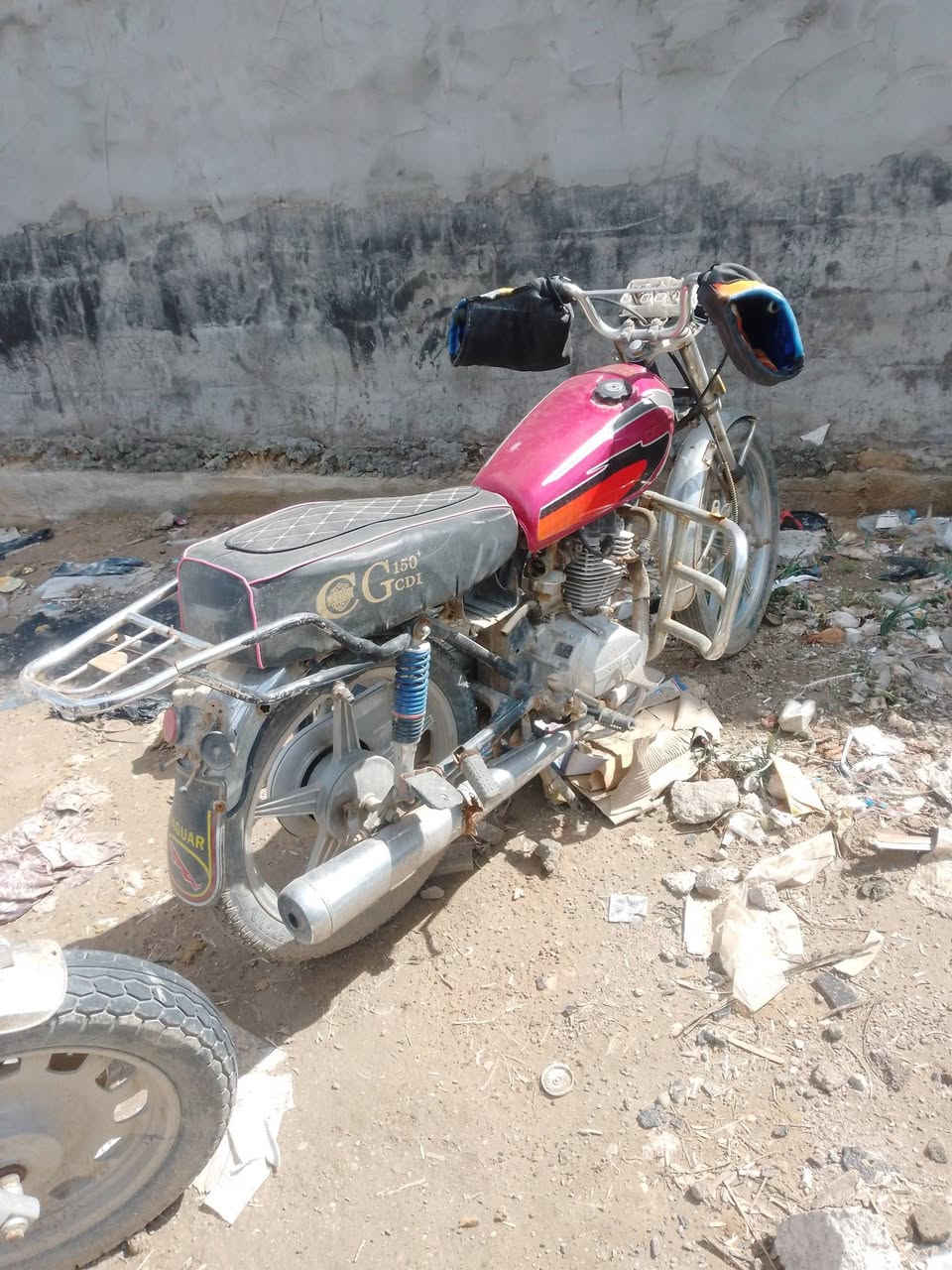 سيفان للبيع دراجة مال شغل شغالة بس متروكة وتائخر بل تشغيل مستعجل علة بيعتهة محتاج فلوس *********** بعقوبة كاطون الرازي متواجد خاص او وتساب
