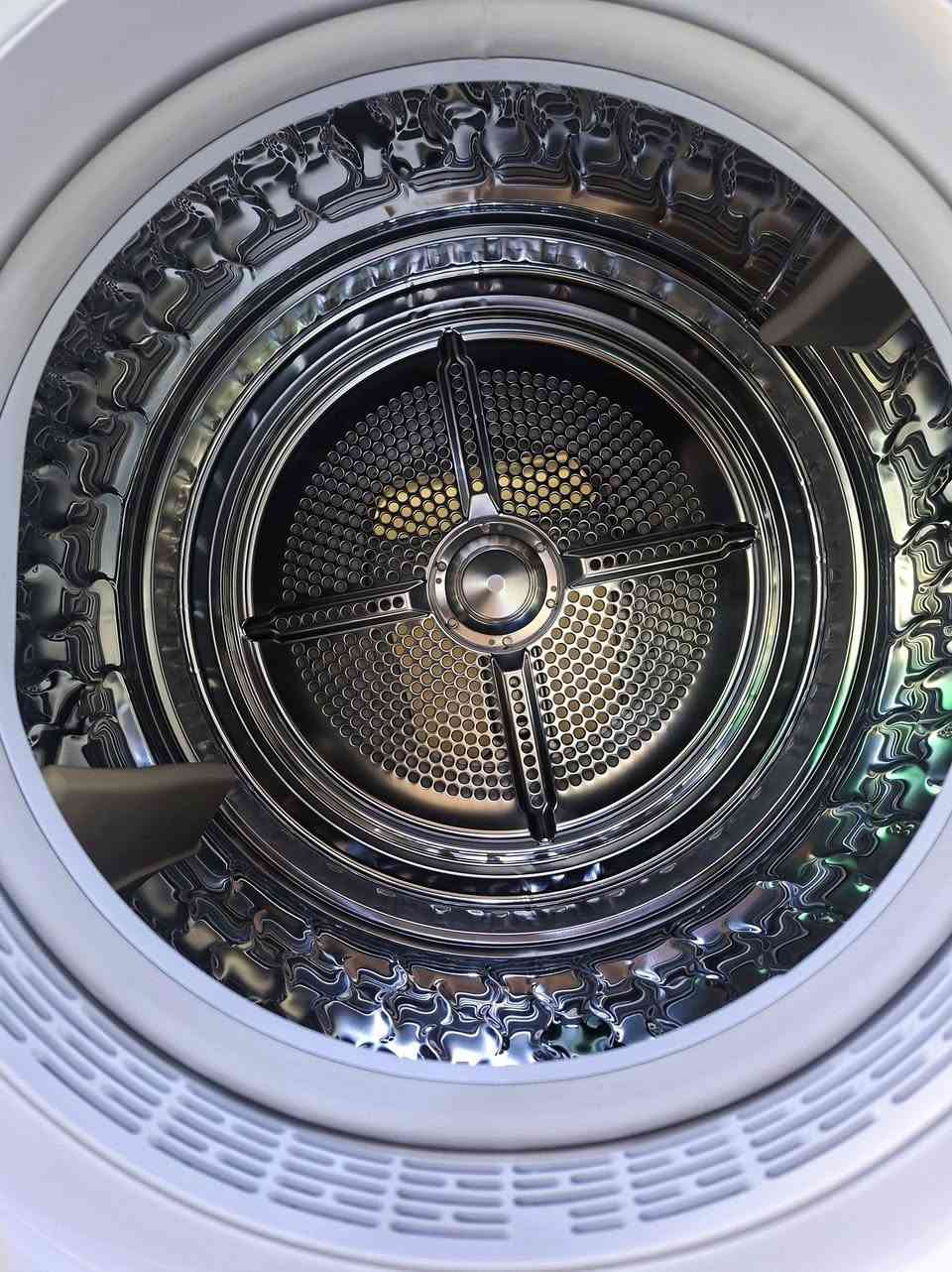 مجففة gorenje 
تتميز جميع المجففات ذات المضخات الحرارية بكفاءة عالية في استخدام الطاقة. الطرازات المتطورة مصنفة في فئة الطاقة A+++، مما يوفر 50% من الطاقة مقارنة بتلك الموجودة في فئة الطاقة A. يعد مجفف جورينيه فئة A+++ بسعة 9 كجم فريدًا من نوعه في السوق. يمكن للمضخة الحرارية المُحسّنة الموجودة في واحدة من أكبر البراميل في العالم، بسعة 120 لترًا، التعامل بسهولة مع كميات كبيرة من الغسيل. وهذا ممكن أيضًا بفضل القنوات الجوية الأوسع. كما أنه يجف بلطف أكثر من أنظمة التجفيف التقليدية. درجة الحرارة في المجفف هي 50 درجة مئوية المثالية لمنع الجفاف الزائد.
#معرض لورنس للأجهزة الكهربائية
وكيل معتمد لأفضل الماركات:
HITACHI • Hisense • DLC • gorenje • Fakir • BiSSEll
العنوان📍: الموصل – حي الوحدة –قرب جامع الصابرين
للطلب والاستفسار الاتصال ع الارقام التالية :
كورك / ***********
اسيا  / ***********
