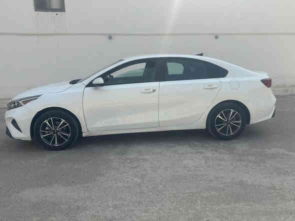 السلام عليكم
كيا فورتي 2023
وارد أمريكي 
بيها 5 قطع
مواصفات
شاشه 
رادار
ويل كب 
محرك 2000دوش
السياره رقم أربيل ترقيم جديد وكاله او تحويل
مكان السياره بغداد حي الجهاد
 السعر 121
***********
