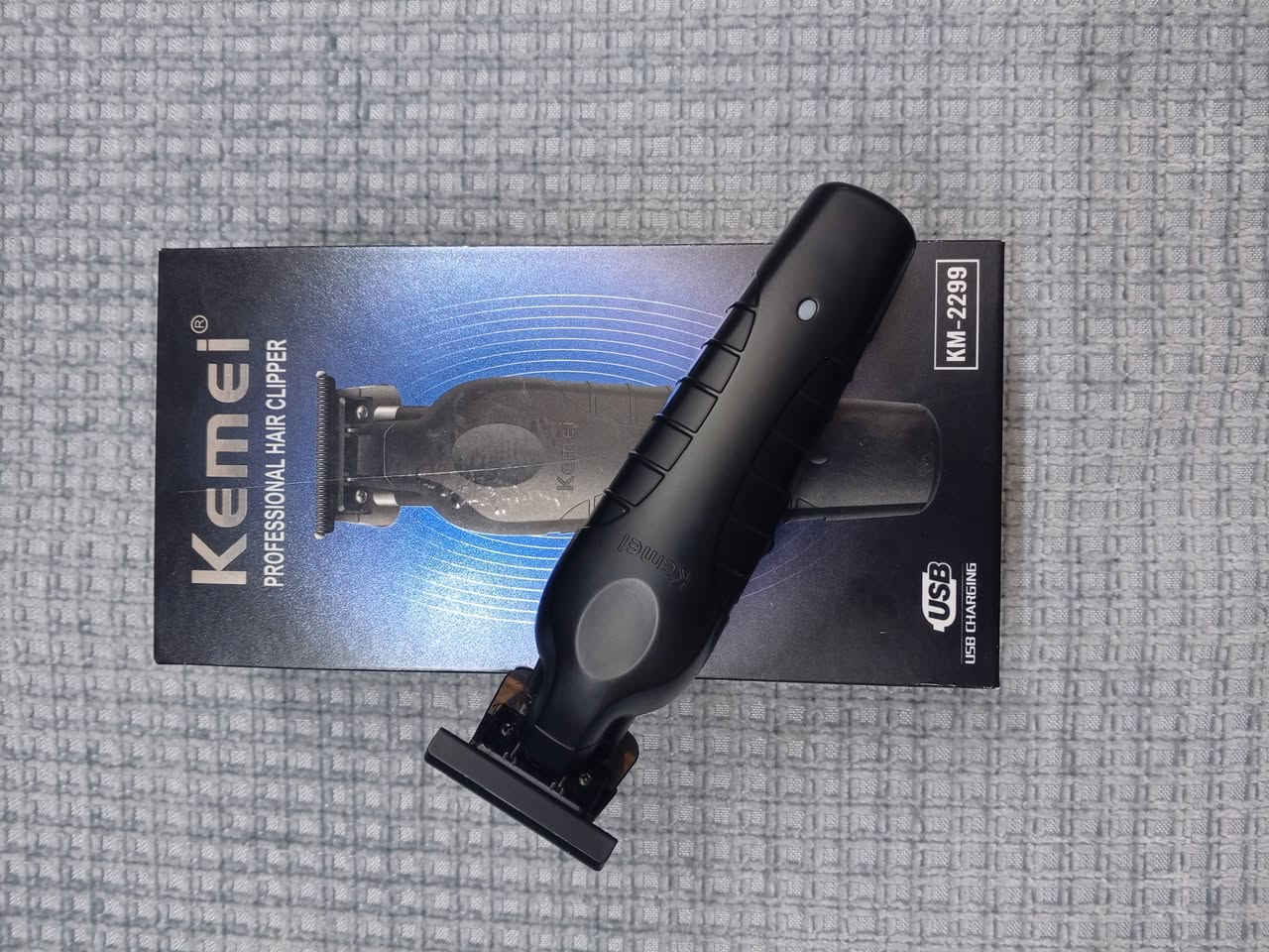 ماكنه حلاقه نوع KEmEiللبيع مع كامل محتوياته جديد..سعره 15الف للاستفسار الاتصال على الرقم ***********
