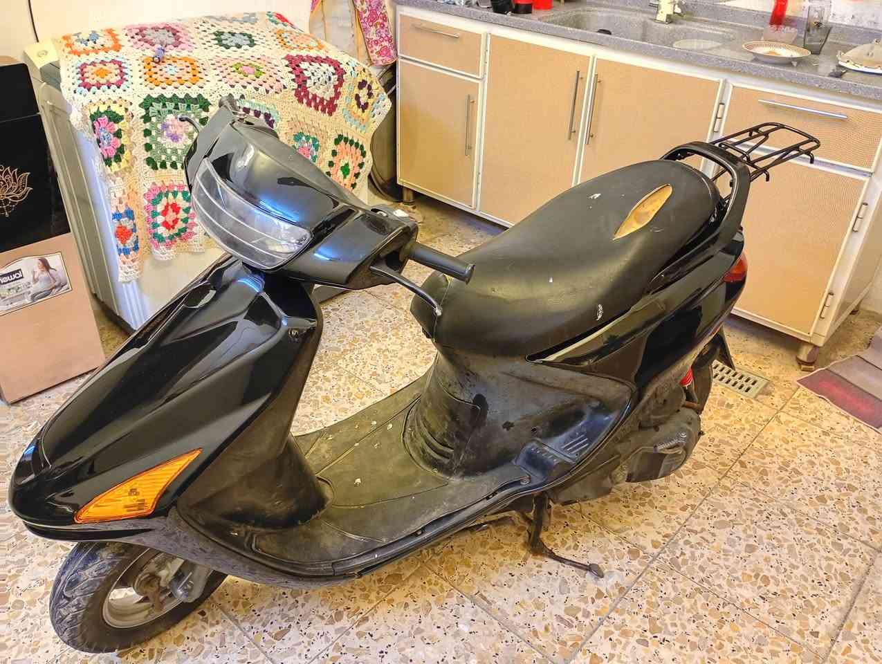 سلام عليكم دراجه يوماها يابني 100 ام البليته  مال رامبه جديده بس بس الكفر تايون جديده ستان كهربا كله شغاله برغي مابيها نقص العنوان بغداد الكراده السعر 700 وبيه مجال قليل رقمي بي وساب ***********@,***********
