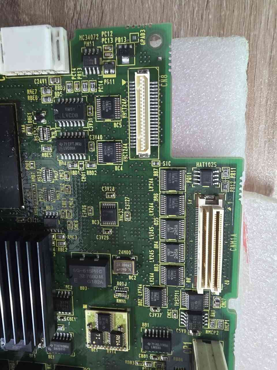 الاستخدام: تُستخدم كلوحة تحكم رئيسية (Motherboard) في أنظمة التحكم الرقمي باستخدام الحاسوب (CNC) من Fanuc.
التطبيق: تعتبر جزءاً أساسياً في تشغيل آلات الـ CNC، والأنظمة الروبوتية، وخطوط الإنتاج المؤتمتة.
المنشأ: صناعة يابانية (Made in Japan)، كما هو موضح على اللوحة.
المكونات: تحتوي على معالجات ومنافذ متعددة (مثل RS232) للاتصال والتحكم بالآلات الصناعية شباب سعرها غالي لاحد يكسر بل قطعه الي تخدمه ينطي سعر بيها التواصل ع الرقم ***********
