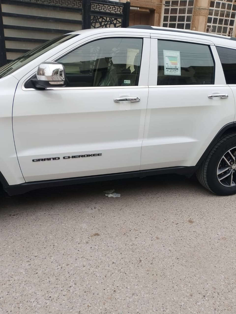 السلام عليكم جيب لاريدو امريكي كلين كفالة عامة من الصبغ والتبديل كير محرك كفالة
مواصفاتها فول لمتد بنراما جنطة كهرباء السيارة تو ويل وبعد بيها هواي مواصفات 
مكان السيارة بغداد حي الاعلام السعر 228 وبيها مجال قليل 
وهذا رقمي ***********
