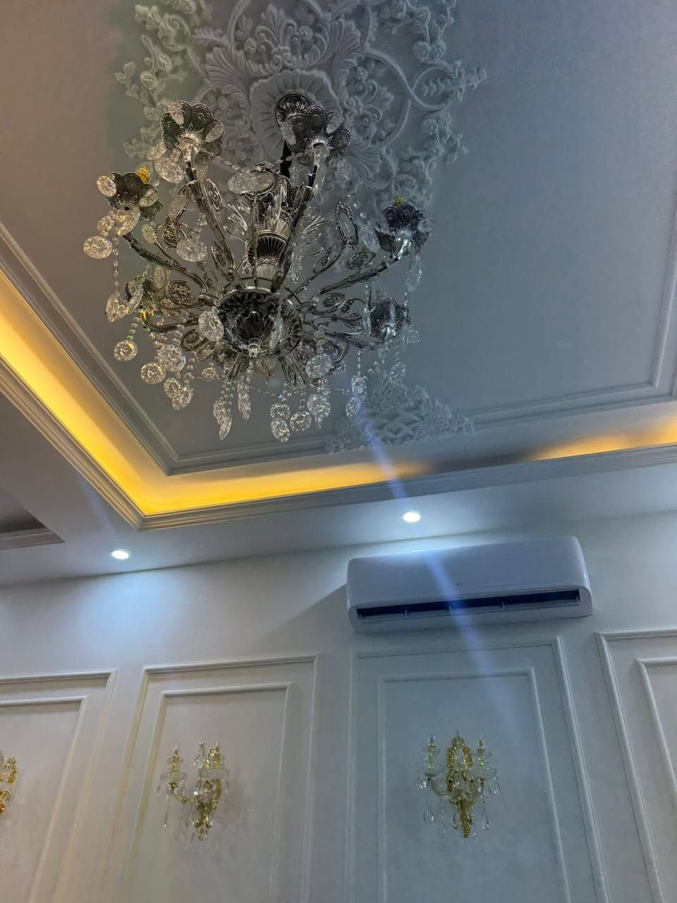 بيت للبيع في منطقة حي الاحرار قرب 
المدينه الرياضيه مقابيل خدمات
مساحة البيت 200 م 
واجهه 10 
بناء 2025 بمواصفات عاليه جداً 
يحتوي البيت ع 6 غرف منام واستقبال وصاله ومطبخ وصحيات وكراج السعر في الخاص او الاتصال ع الرقم التالي 
*********** مكتب عقارات نور الهدى
