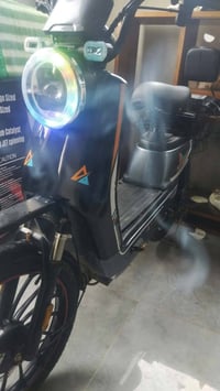 شباب ماطورشحن شغال بس الباتريات بي خلل مرواوس اي ايفون وللبيع 250بي مج...