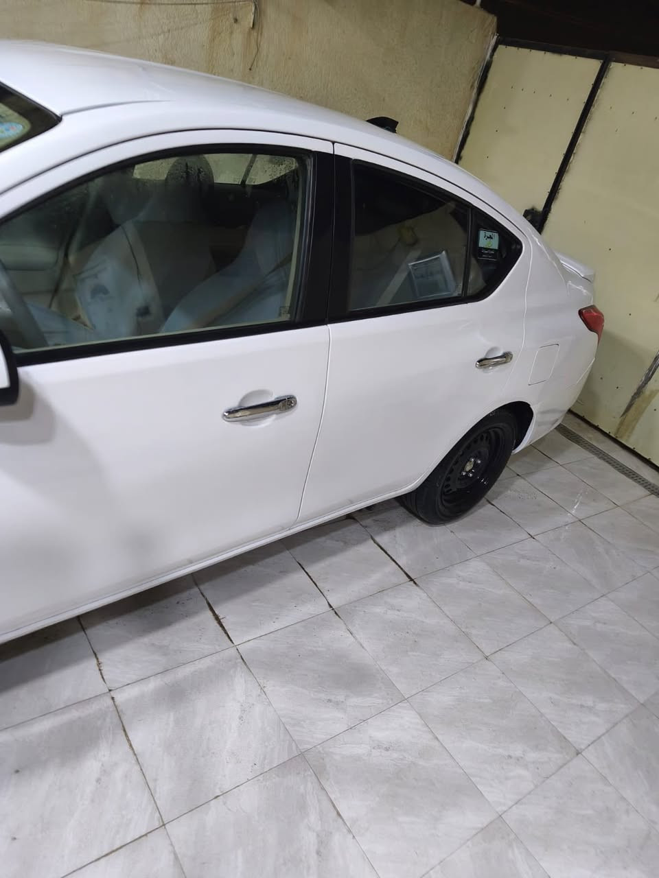 نيسان سني 
1-موديل 24
2-ماشية 57الف 
3-مابيه حادث بيه طخات بسيطة +بيه شخص بل باب 
4-مكان سيارة البصره 
5-سعر 116 وبية مجال
***********
