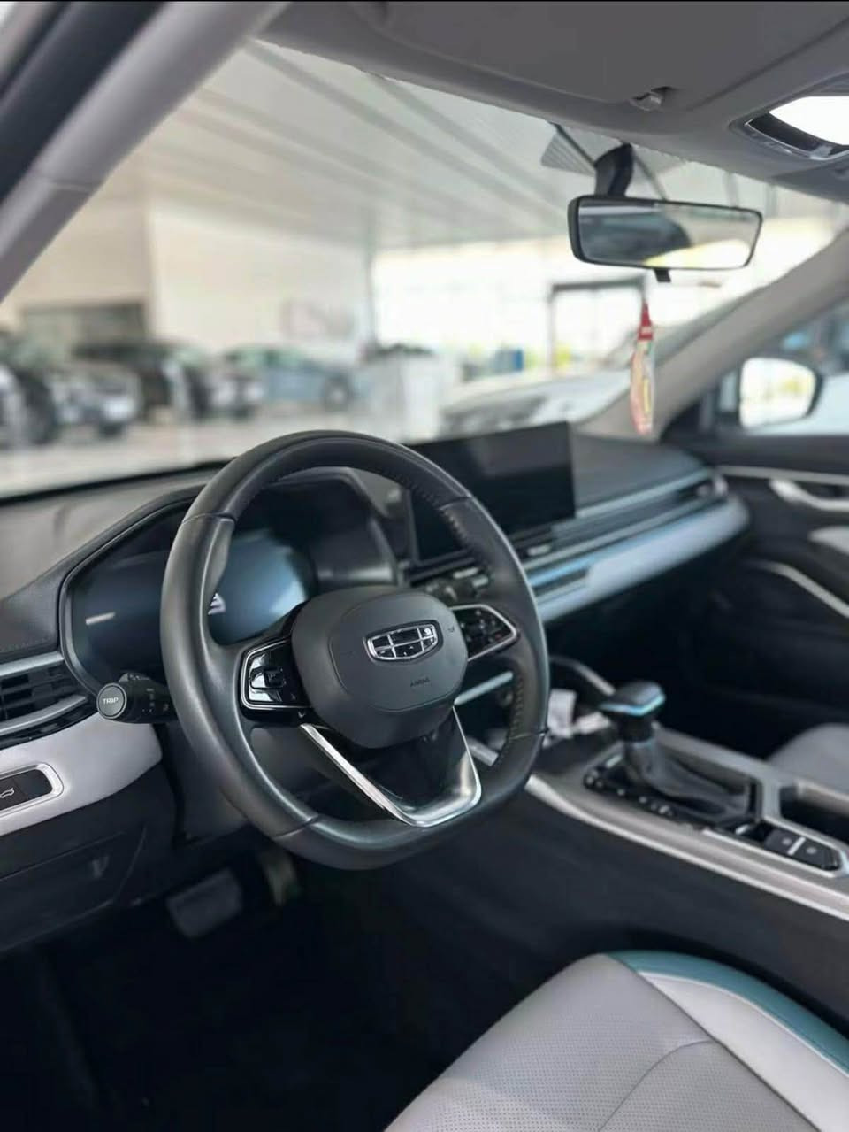 GEELY EMGRAND 2025 فول مواصەفات
 دەرکەی لای سەکن یەک بستی بچوک pdrکراوە هیچی دیکەی نیە زەمانی شەریکەی  باجگری ماوە ٤٤هەزار ڕۆیشتوە   سعریشی ١٣٥  واتساپ ڤایبر *********** أربيل, العراق
