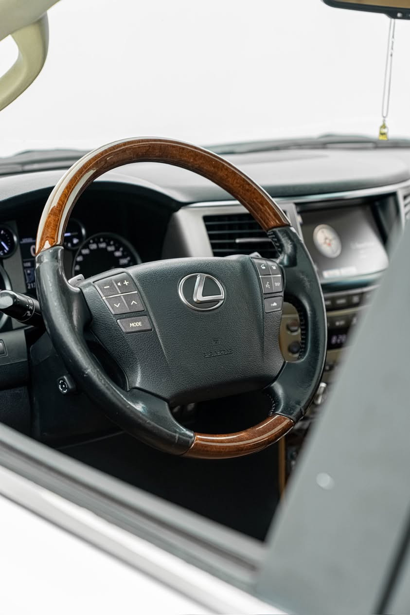 الفخامة اليابانية😍⚜️
Lexus LX570 2015
لكزس ال اكس ٥٧٠ ٢٠١٥

السيارة فول مواصفات (مقاعد تدفئة تبريد-ثلاجة-جكات تصعد و تنزل-ايبادات خلفية-رادارات و حساسات)

مكينة ٨سلندر حجم ٥.٧لتر تنفس طبيعي
ماشية 217,000 كيلومتر و بحالة ممتازة 

مكفولة كفالة عامة السيارة كلش حلوة و نظيفة
رقم و سنوية جديدة تحويل ثاني يوم 

السيارة موجودة ب دهوك معارض السيارات 
سعر السيارة (465$) ورقة و بيها مجال المزيد من المعلومات 👇🏻

كورك-واتس اب :-☎️***********☎️
