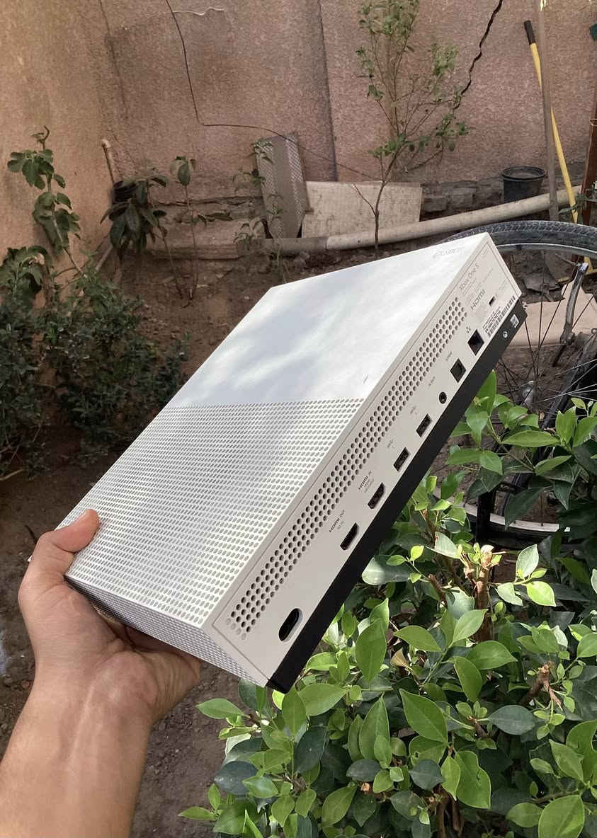 اكس بوكس وان اس (Xbox one s)
حالة الجهاز : لوك ستيكر ما مفتوح نهائياً (ضمان) نظافة الجهاز 100% كما موضح في الصور .
كامل ملحقات : يدة اصلية،كيبل (HD) اصلي،محولة اصلية،كيبل شحن .
مساحة التخزين : نص تيرا ، 500GB ويحتوي على لعبتين طوبة .
ملاحظة : الجهاز ضمان من كل النواحي ، شرط الفحص!
السعر : 170 الف ، وبي مجال بسيط لطيبين ❤️.
تواصل : على الصفحة او واتساب من خلال الرقم (***********)
 *توصيل ما عندي ، مكاني بغداد الغزالية تريد تجيني او ادز مندوب يستلم الجهاز .
