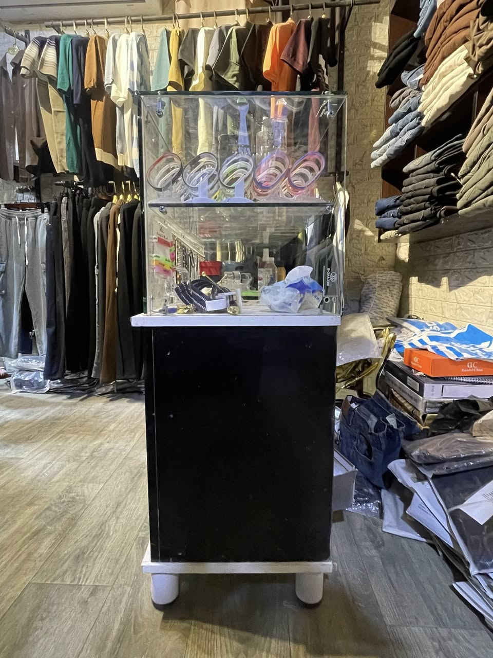 معرض او ميز (فاترينا) زجاج للبيع السعر ١٧٠ الف للإستفسار واتساب او شريحه ***********
