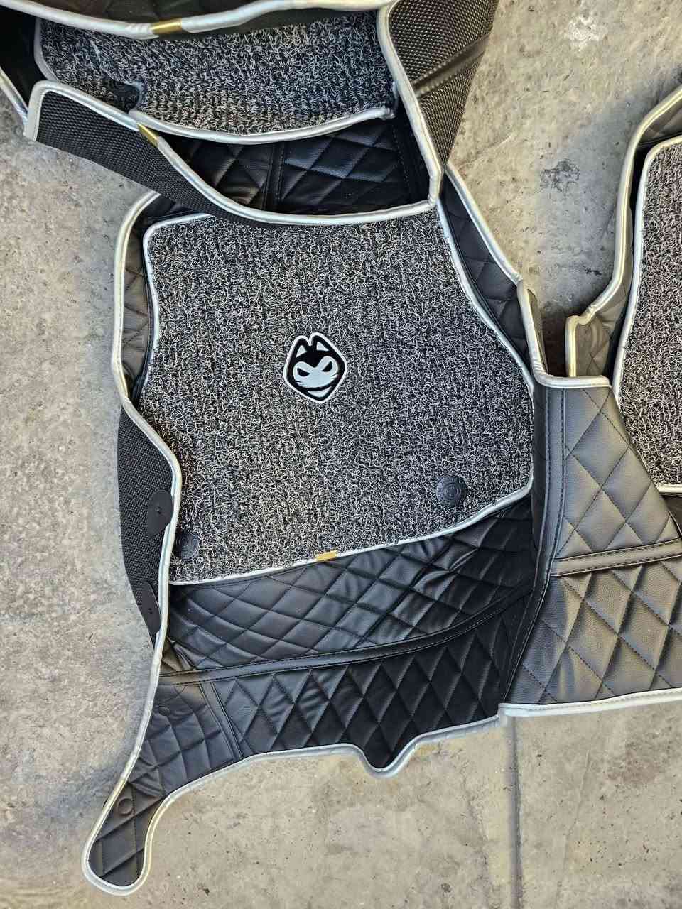 السلام عليكم
عدي هيج ارضيات 
طلعتلي بل بالة جديدة 
ماعرف ياسيارة تصير الهن بس كلولي هذن  جوكر  يرهمن لكل السيارات 
عندي منهم كم قطعة  اريد ابيعهم 
اعلى سعر ابيع لان ماعرف اسعارهن
مكاني بغداد الشعلة 
***********
