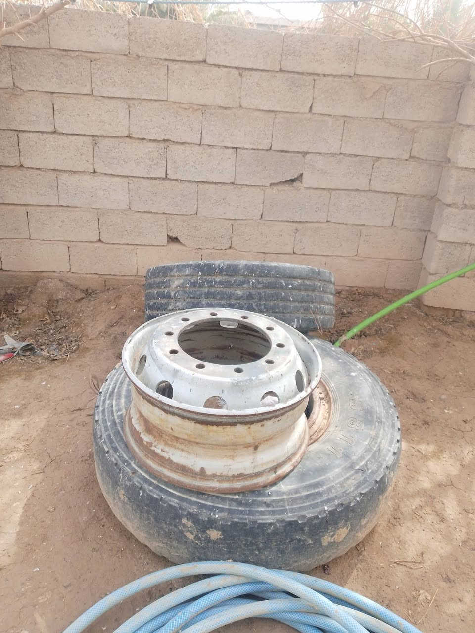 السلام عليكم محجر مال عربانه عنتر عدد 3 ثلاثه محجرات للبيع تاير عشرين هوه وجوب ويل للبيع ويل كلابي نضيف بشرط لتواصل والاستفسار اتصل ع رقم مكان قريب قرتبه الرقم/***********
