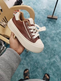 عدي حذيه شلعه تقريب 43 زوج حذيه كله نضيفه ومابيه مضروب هاي كم قطعه منه...