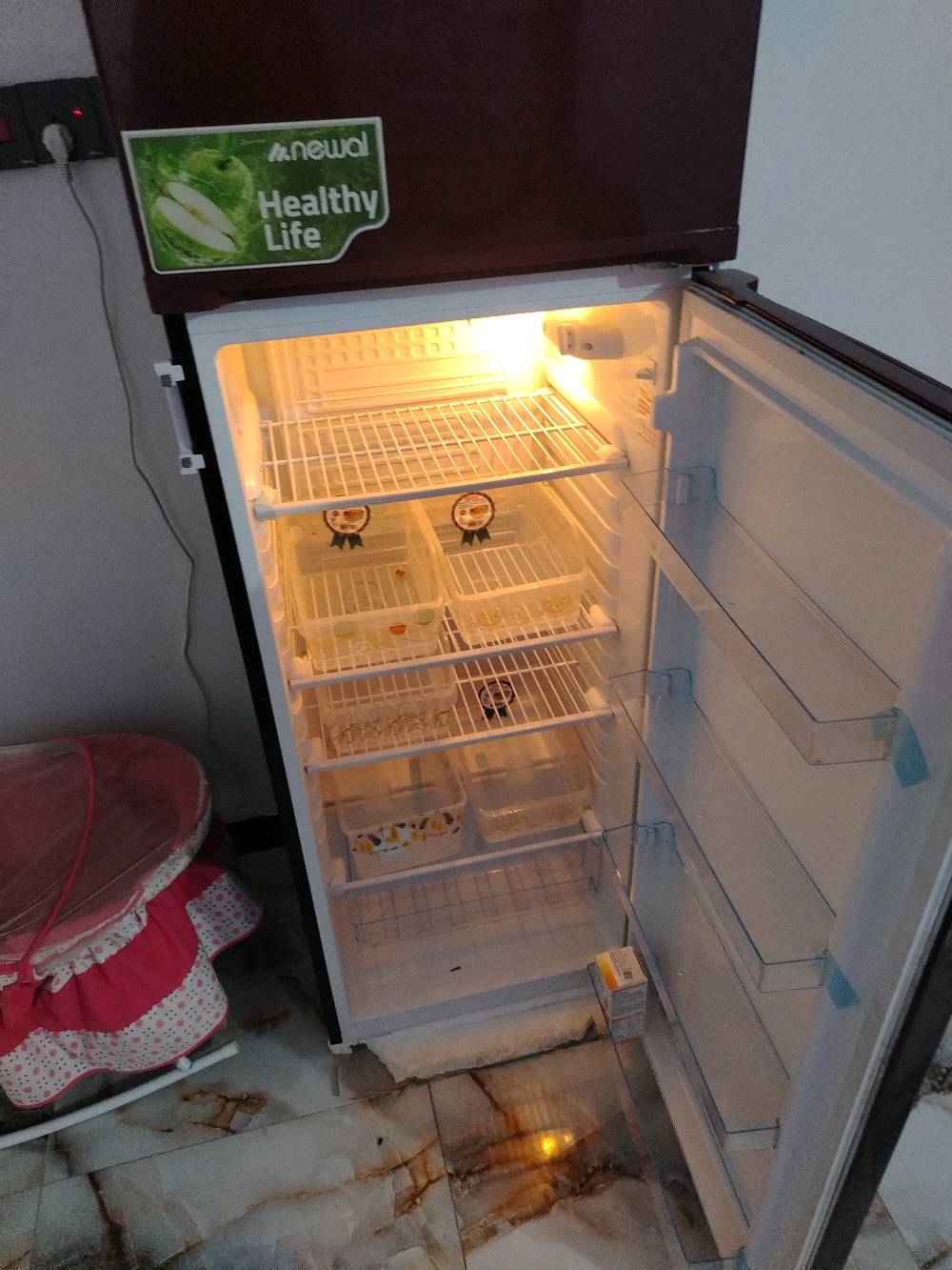 ثلاجه بعده كرتون وميز وسنك
سعرهن كلن ٧٠٠ وبيهن مجال قليل