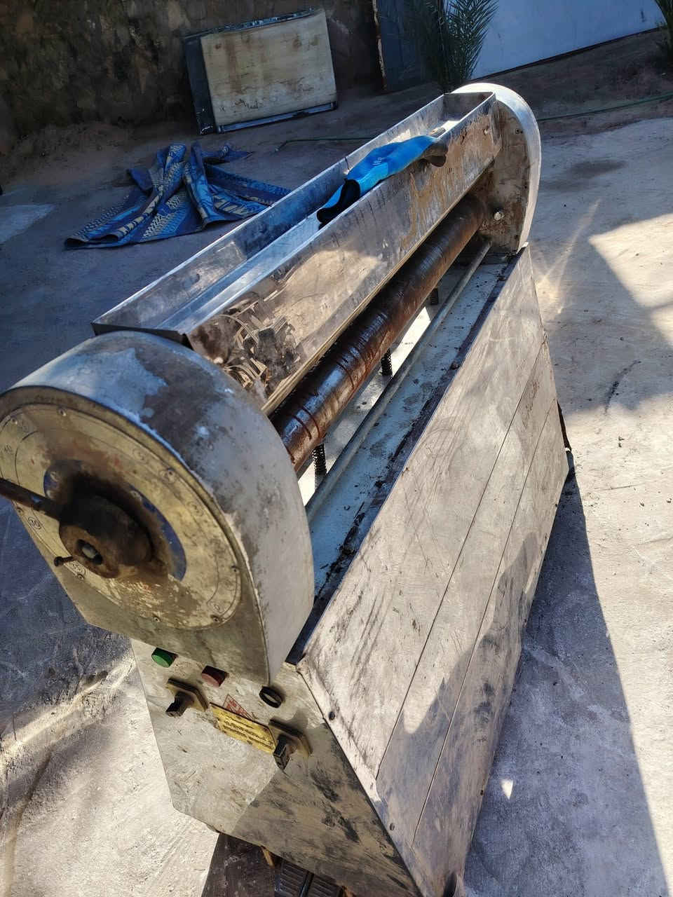 فاتوحه بقلاوه الحجم الكبير ١٢٠ سانتيم اقماش مو جلد مكاني نجف وعندي توصيل *********** بي واتساب وسعره ب١٧ وبيه مجال الفاتوحه نضيفه والدشالي شرط النضافه
