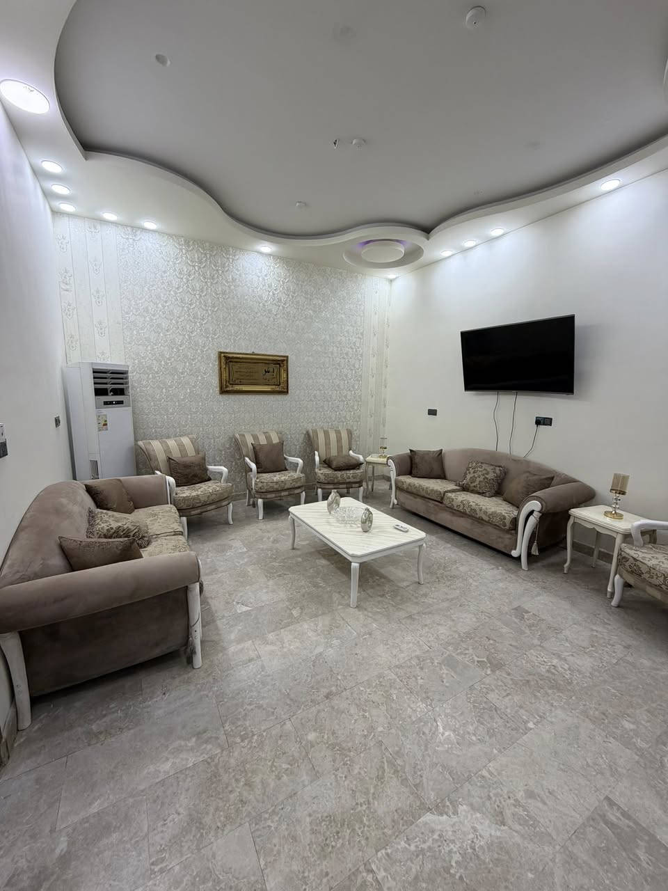 🏡 مشتمل أرضي للإيجار
📍 المنصور / الأميرات
2 نوم | صالة | مطبخ | كراج
📞 ***********
