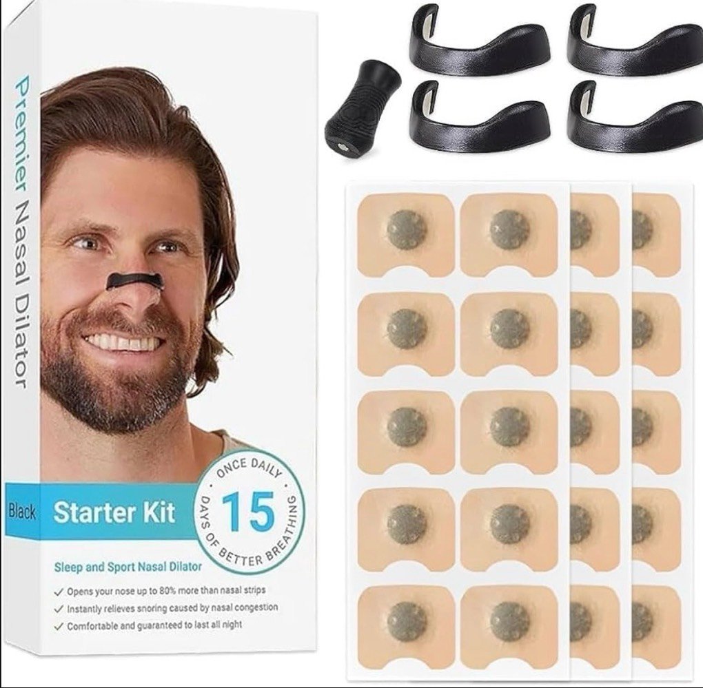 الاسم: موسع الانف ومانع الشخير 
الوصف: طقم موسع الأنف Premier Nasal Dilator Starter Kit عبارة عن نظام من جزأين حاصل على براءة اختراع مصمم لفتح الممرات الأنفية وتحسين التنفس. يتضمن هذا الطقم شريطًا مغناطيسيًا قابل لإعادة الاستخدام وشرائط لاصقة للاستخدام اليومي.  الميزات والفوائد الرئيسية تحسين التنفس: يفتح الممرات الأنفية بنسبة تصل إلى 80% أكثر من شرائط الأنف التقليدية، مما يعزز تدفق الهواء أثناء النوم أو الرياضة. تقليل الشخير: يساعد في تخفيف الشخير الناجم عن احتقان الأنف. مريح وآمن: الشرائط اللاصقة مصنوعة من شريط طبي آمن على البشرة ومقاوم للعرق لضمان وضع آمن ومريح طوال الليل. سهل الاستخدام: يتضمن الطقم أداة تطبيق مغناطيسية لسهولة وضع الشرائط وإزالتها.