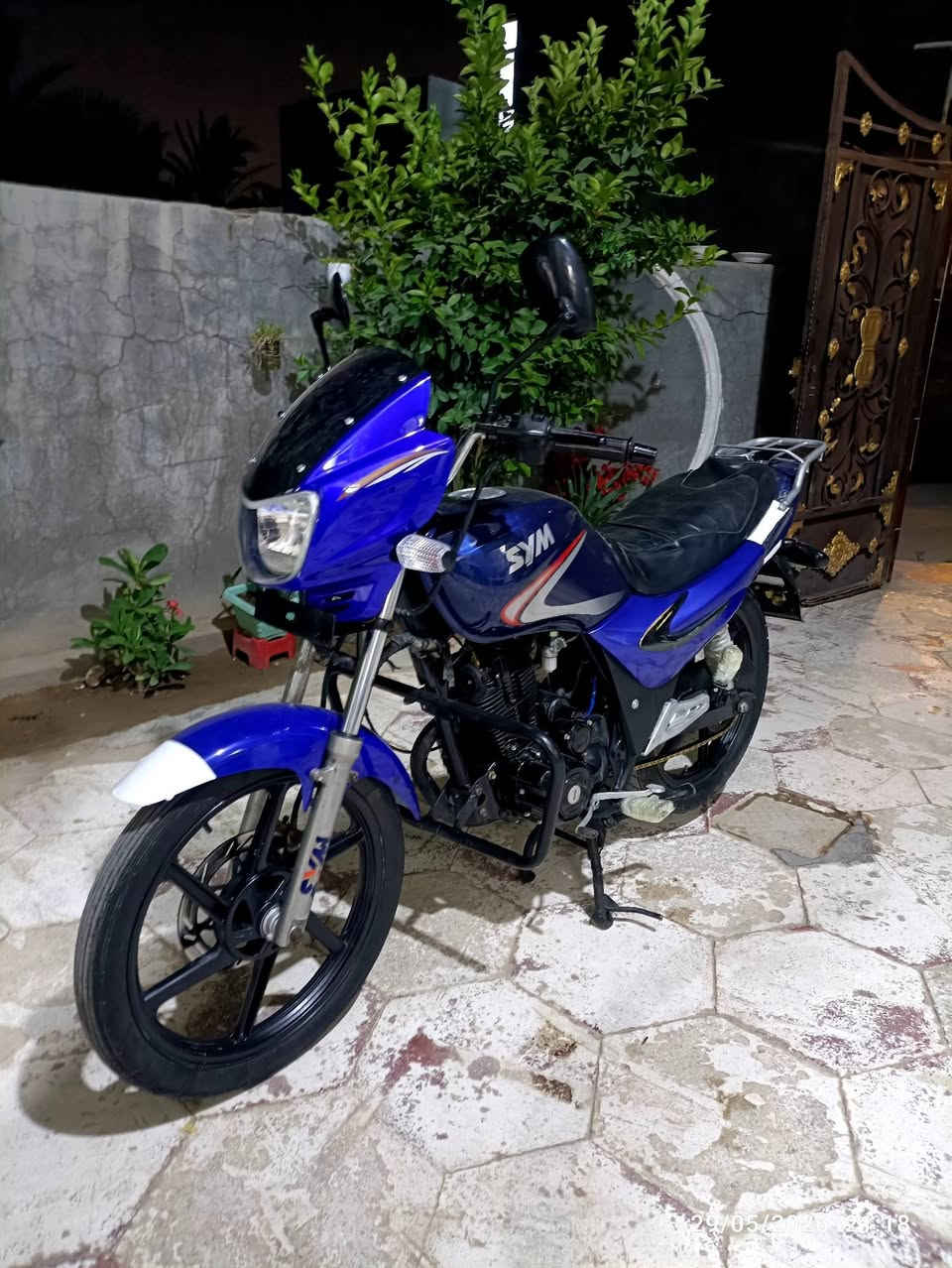 السلام عليكم
سايم لبيع مكمرك محرك 150 موديل 16 السعر 700 الف  المكان الرمادي شارع 17قرب النفق رقم الهاتف ***********
