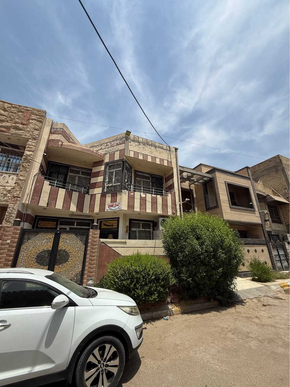 العقار للبيع العنوان بغداد الجديده الشارع العام فرع مطعم الدامياء عرض الشارع 20 متر المساحة 132 الواجهة 8 النزال 16 ونص بناء حديث 2017 البيت مدخلين استقبال ومطبخ وصاله و5غرف نوم وصاله مفتوحه في الطابق الثاني والصحيات 3 مثل ما موضح بل الفديو الاستفسار اكثر الاتصال على الرقم
*********** بغداد, العراق
