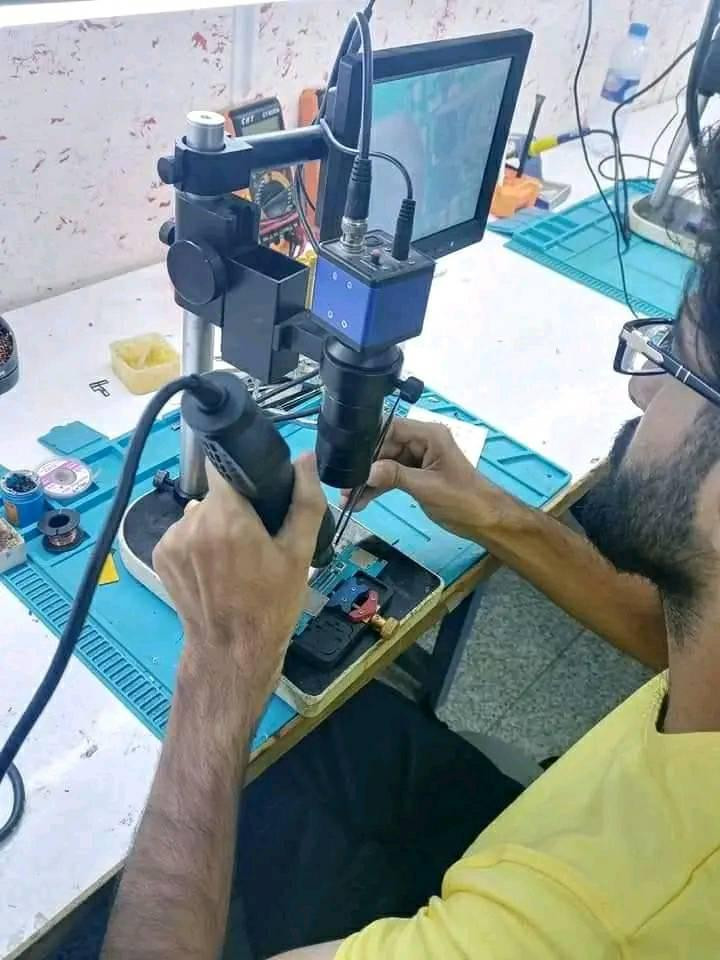 تعلن وحدة التعليم المستمر 
🔷مركز آزار 🔷.

عن إقامة دورة صيانة الموبايلات الشاملة (هاردويير + سوفتويير ) 

⭕️300 الف فقط بدلاً من 300$ وتستمر لغاية ماتتعلم وتكون مصلح سوفت وير وهارد وير  👨‍💻🤶

🛠📱📲🛑

قوموا باستغلال الفرصة واحجزوا مقعدكم قبل اغلاق الحجز ! 

♦️مدة الدورة.♦️:-
(مفتوحة- 5محاضرات اسبوعياً  ).

🌐نبذة عن دوراتنا🌐.:- 

منهاج الدورة (الهاردويير) يتضمن:
1. التعرف على أدوات و أجهزة الصيانة وكيفية استخدامها.
2. دراسة وتعريف كل القطع الالكترونية الموجودة على البورد منها الايسيات والمقاومات والمكثفات و ...
3. التعرف على الاعطال الشائعة الرئيسية والثانوية لمختلف الاجهزة.
4. فتح الاجهزة و تركيبها يدويا لكل الموديلات.
5. التعرف على كيفية "تبديل الشاشات والبلازمات لجميع الموديلات عمليا.
6. التعرف على كيفية "تبديل قواعد الشحن" عمليا.
7. حل مشاكل الشبكة وايجاد البدائل عمليا.
8. قياس المقاومات والملفات والمكثفات وكيفية تشخيص الاعطال عن طريق القياسات.
9. فحص اجزاء البورد ووظيفة كل جزء وكيفية تبديل تلك الاجزاء عمليا.
10. تبديل الايسيات بأحترافية .

أما (السوفت وير) ويشمل الاتي:
1. التعرف على بيئة السوفت وير.
2. معرفة كيفية اعطاء و تحميل السوفت وير.
3. التعرف على كيفية معالجة أعطال السوفت وير.
4. فك حماية الجيميل.
5. فك سامسونك اكاونت.
6. فتح حسابات الـ iCloud المغلقة.

عدد المحاضرات أسبوعيا = 5 (كل محاضرة / ساعتان).
محاضر الدورة : "#ازهر الغانم 

🔴عنوان التسجيل : 

البصرة الجمهورية تقاطع معهد النفط قرب الريان سنتر للألعاب 
***********
***********

🔸 يمنح المتدرب شهادة مشاركة معتمدة بعد انتهاء الدورة صادرة من نقابة العمال قسم الميكانيك 🔸

🔘علما اننا متواجدين في المركز  طيلة أيام الأسبوع الكائن في الجمهورية من الساعه ال٩صباحا الى ال٩ مساءآ 🔹

🔻 لاجراء اي استفسار و معرفة المزيد من المعلومات يرجى مراسلتنا على الصفحة 📩. البصرة, العراق
