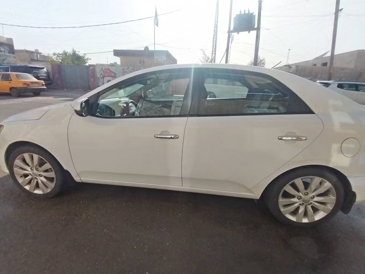 سيراتو  2012
قطعة وحده بيها جاملغ وبارد
بصمه تشغيل وباب
بغداد رقم جديد
ماشيه 180 الف
***********
