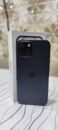 ايفون 15 عاادي لون اسود ١٢٨ ٩٧ نضيف لامبدل ولامرفوع ويا كارتونه وكيبل ...