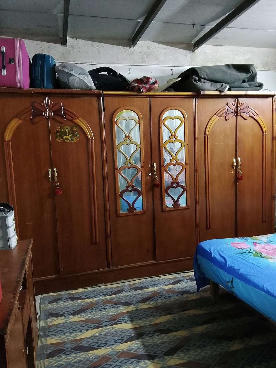 سلام عليكم ورحمه الله وبركاته عندي غرفه نوم للبيع مستعمله ومناسبه اشوي بيه ضرر هيه والدوشك 300بدون250بيه مجال متواجد خاص موبايل ***********
