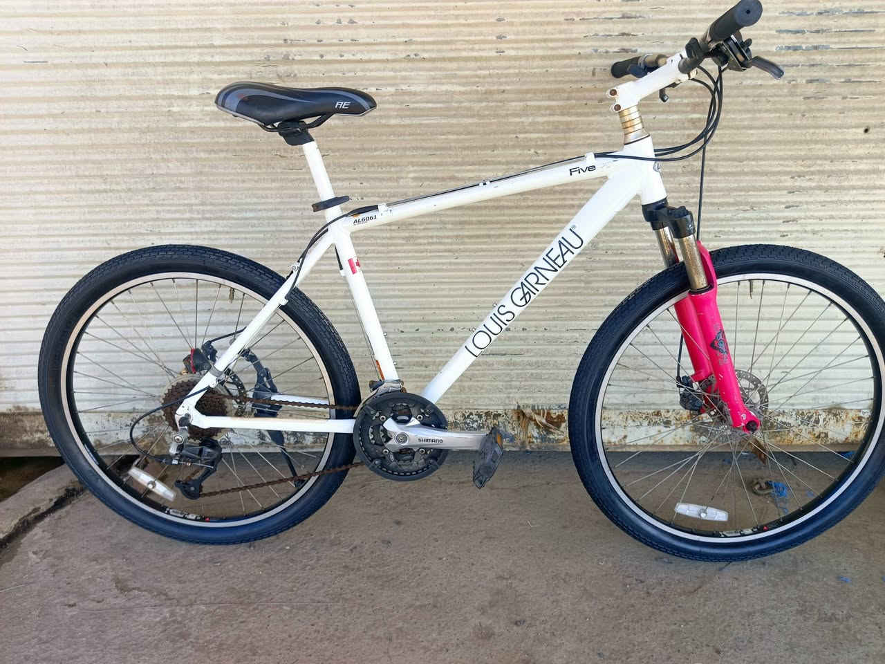 السلام عليكم اخوتي دراجه ماركه لويس كندي سستم  شيمانو 8/3 بريكات دسك سيم الحجم 26 ترهم طول 180 
السعر 300 بيها مجال الدراجه بلادي شرط مال حاويه للستفسار *********** واتس اب يتوفر خدمه توصيل
