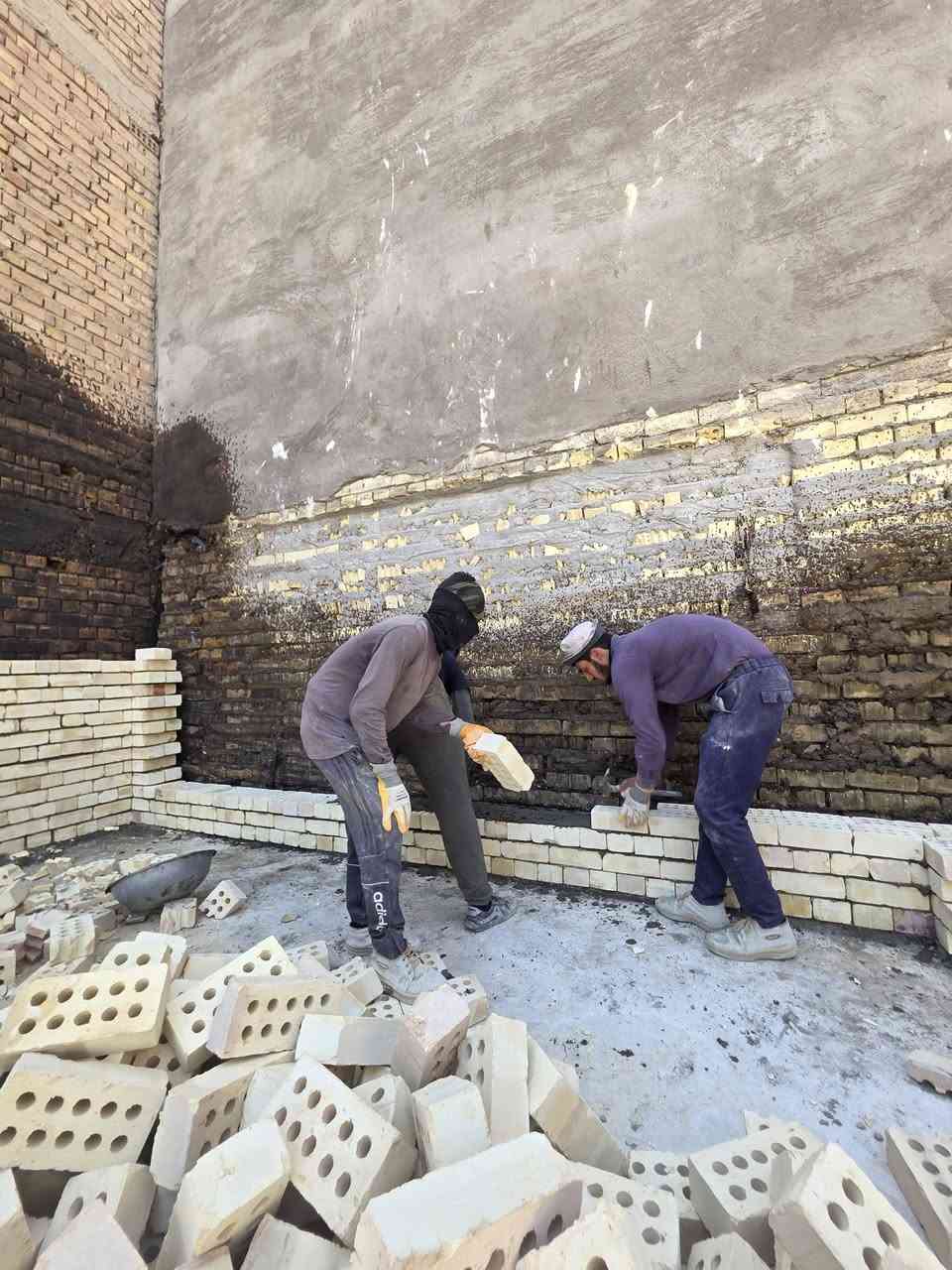 على بركة الله  
مكتب حمورابي لمقاولات البناء 👷‍♂️ 
المباشرة في موقع حي الجهاد 
بناء دارين بمساحة 100م لكل دار 
البناء منفصل تماما غير مشترك الأضلع
رش مبيدات + نفط أسود 
سبيس +  جلمود + حدل 
تأسيس انابيب  العمل درجة أولى 
رفت 40 سم  صب البم المركزي 
الشيش المستخدم اف اف عراقي 
الطابوق درجة أولى 
يحتوي كل دار على 
مدخلين صالة ومطبخ وخدمات وغرف نوم عدد 3 
للاستفسار والتواصل الاتصال أو واتساب على الرقم ***********
 مكتب حمورابي
