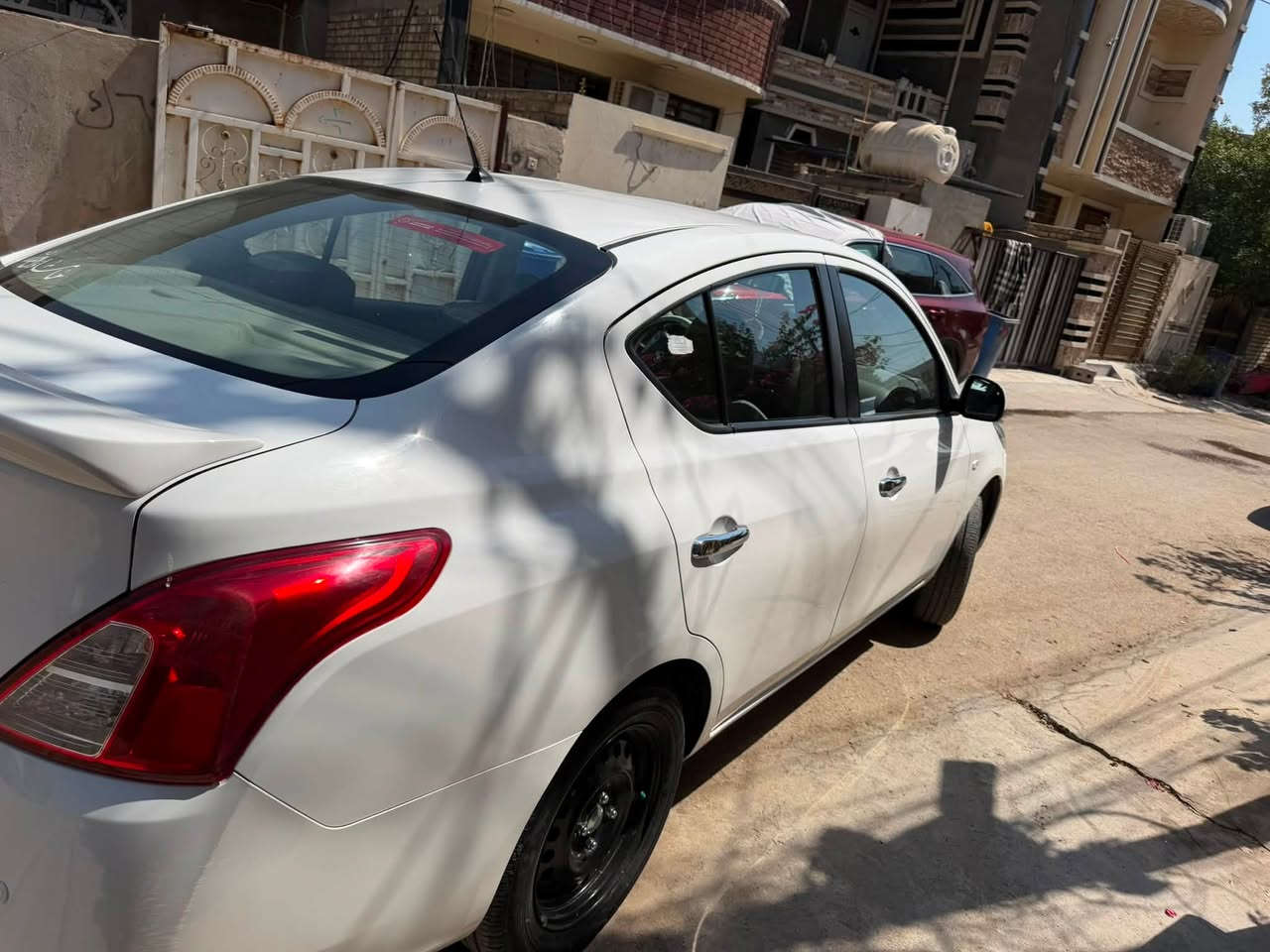 نيسان سني هندي موديل 23
 ماشيه سياره 27 الف نظافتها كدام العين سياره مال بيت اقتصاديه كلش حلوه  بيها شخط بل باب موضح بل صور بيها 4 اصابع بارد يم بكلايت خلفي وباقي موضح بل صور سعرها 120 بيها مجال  مكاني الكرخ واتساب *********** اتصال ***********
