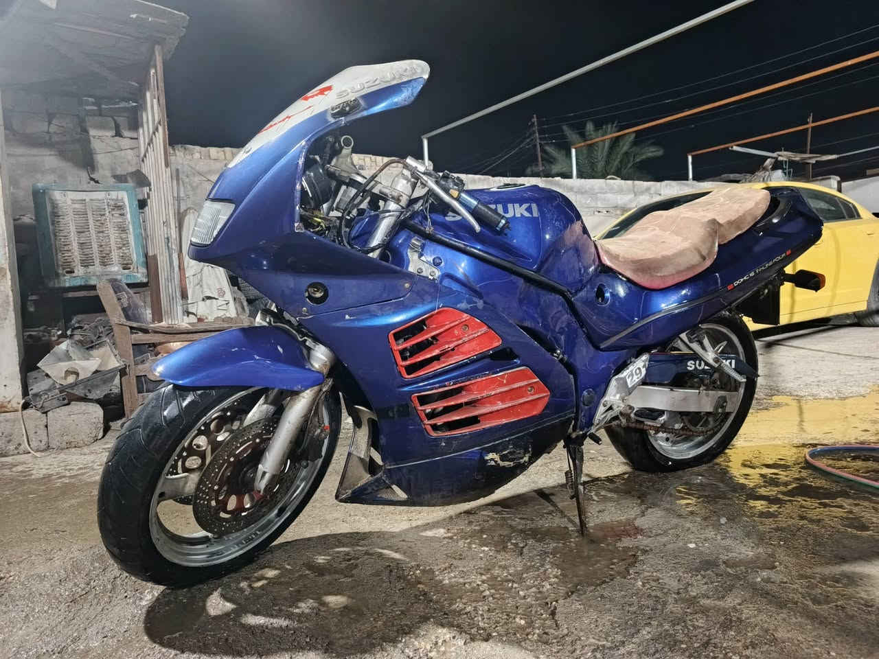 سلام عليكم 
طافية كرنك متروكة ابيع كوم حديد 
***********
