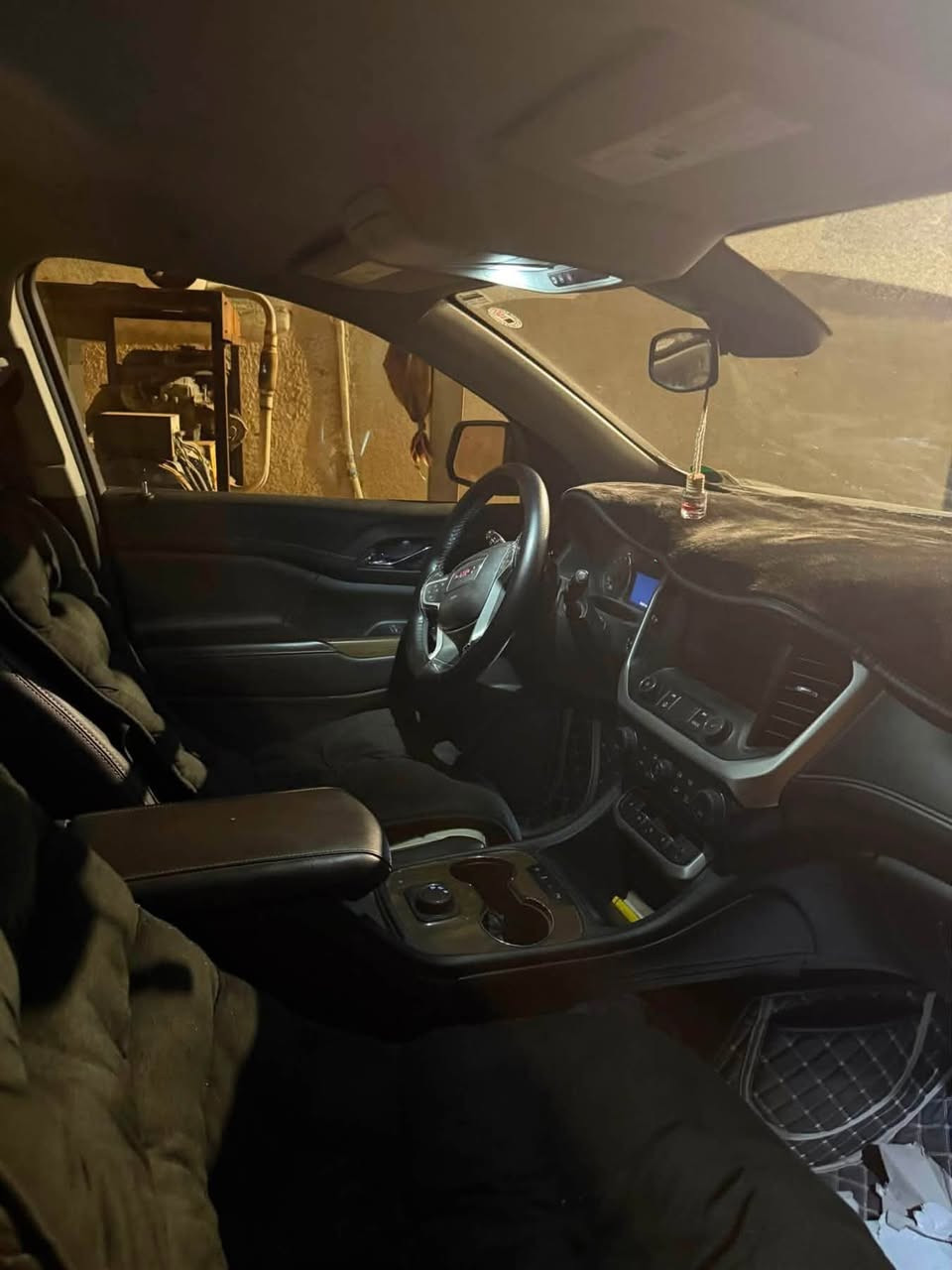 السلام عليكم 
GMC ACADIA 2023 SLE 
رقم أربيل وارد أمريكي ضربتها جنطه وبيها بارد بالجاملغ وصبغ باب الراكب محرك 4 سلندر تيربو سيارة خير من الله حلو واقتصادية ماتصرف ماشيه 73 الف كيلو السعر 215 وبيهة مجال للشراي مكان السيارة بصرة تواصل واتساب او اتصال بأي وقت : ***********
