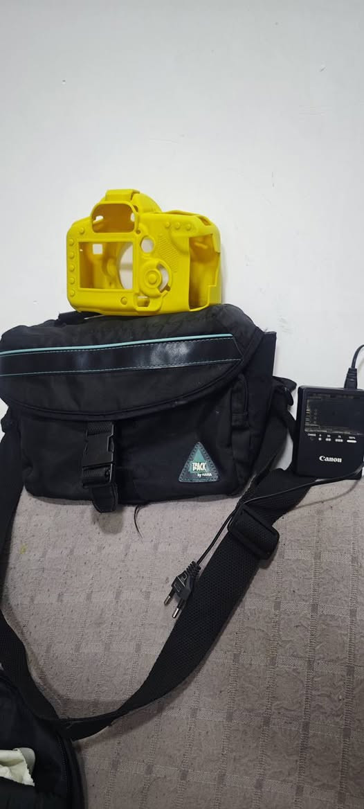 السلام عليكم 
كانون d5 مارك 2
جنطه +حافض كامره 
+كرب سعر 375 قفل 
***********
