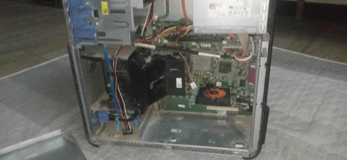 كيس ديل شكلها الخارجي مو احسن شي بسعر 75 ويه التوصيل وبيها مجال
سلام عليكم كيس Dell optiplex 780 النظافه الخارجيه مو هلكد شكلها تعبان بس تشتغل مواصفاتها معالج intel core 2 duo e8400 رام 6 هارد 320HDD من Segalte مشغل الاقراص شغال بيها كرت شاشه GT 430 2gb GDDR3  بس منفذ HDMI عاطل بيها نظام ويندوز 7 بي العاب وبرامج الدراسه word exel power point كلشي بيها بس الكيس حالته تعبانه سعره 75 ويه التوصيل وبيها مجال للطيبين
للتواصل خاص


**إذا كنت صاحب هذا الإعلان وتريد حذفه لأي سبب، رجاءا أرسل رسالة إلى الدعم الفني**