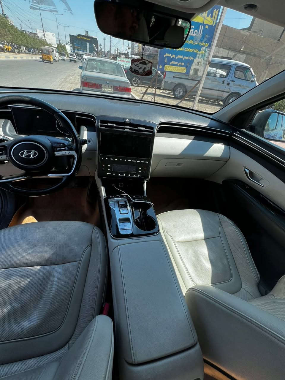 توسان2022 لمتد اعلى فئة 1/1
وارد امريكي محرك 2500 
رقم بغداد باسمي السيارة نضيفة 
حادثها  بنيد + قبق جنطة تبديل بدون دواخل 
موصفات: 
اوتو بارك يعني تطبك وحدها تلقائي
تقدم وترجع على ريموت
بصمة تشغيل + بصمة ابواب لمس
بانوراما
كاميرات 5
كير دكمة
نقطة عمياء
رادارات امامي خلفي جانبي
هاندبريك دكمة
كشنات كهرباء جلد اسود خزن ميموري
كشنات تبريد وتدفئة امامي وخلفي وتدفئة ستيرن
قيادة الية
بك لايت LED
لايت LED
كروز سرعة + مانع انزلاق + منحدرات
ويل كب كبير كروم
تحديد مسار
فول تحكمات ستيرن + شفتات
سماعات شركة BOSE
شحن وايرلس للهواتف
نظام GPS خرائط
تبريد قطعتين امامي خلفي
اوتو هولد
جنطة كهربائية
ابواب بصمة
وبعد بيها كلش هواي مواصفات 

مكاني بغداد الشعب  
السعر 172
للاستفسار ***********
