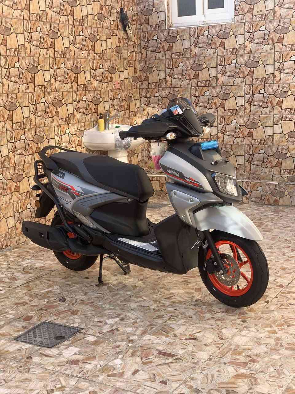 سلام عليكم ZR 2025 ماشية 2000 الدراجة جديدة وكيل رحمان قبل 5اشهر  طلعتها كاملا درع امامي خلفي جاملغ تاير خلفي ستان موبايل ودوسة صفح يعني كاملا للخير حتا سيمها مامشلوع السعر 2350 وبيها مجال بسيط ***********
