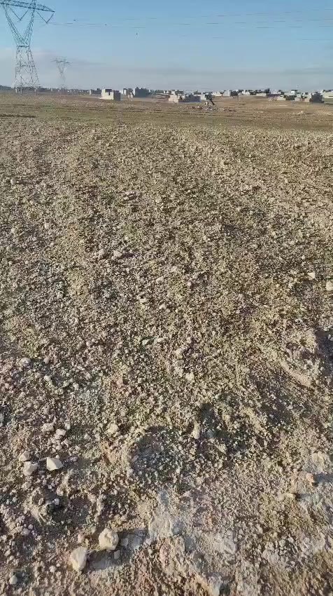 #قطعة ارض للبيع بسعر مناسب
حي العبور المدخل الاول
 سند زراعي قرار 25
 قريبه عل خدمات
  مساحه 200 واجها 10 عمق 20 
الارض ركن على 3 شوارع
الارض مكفوله (سعر 5 ) وبيها مجال شي قليل ***********
