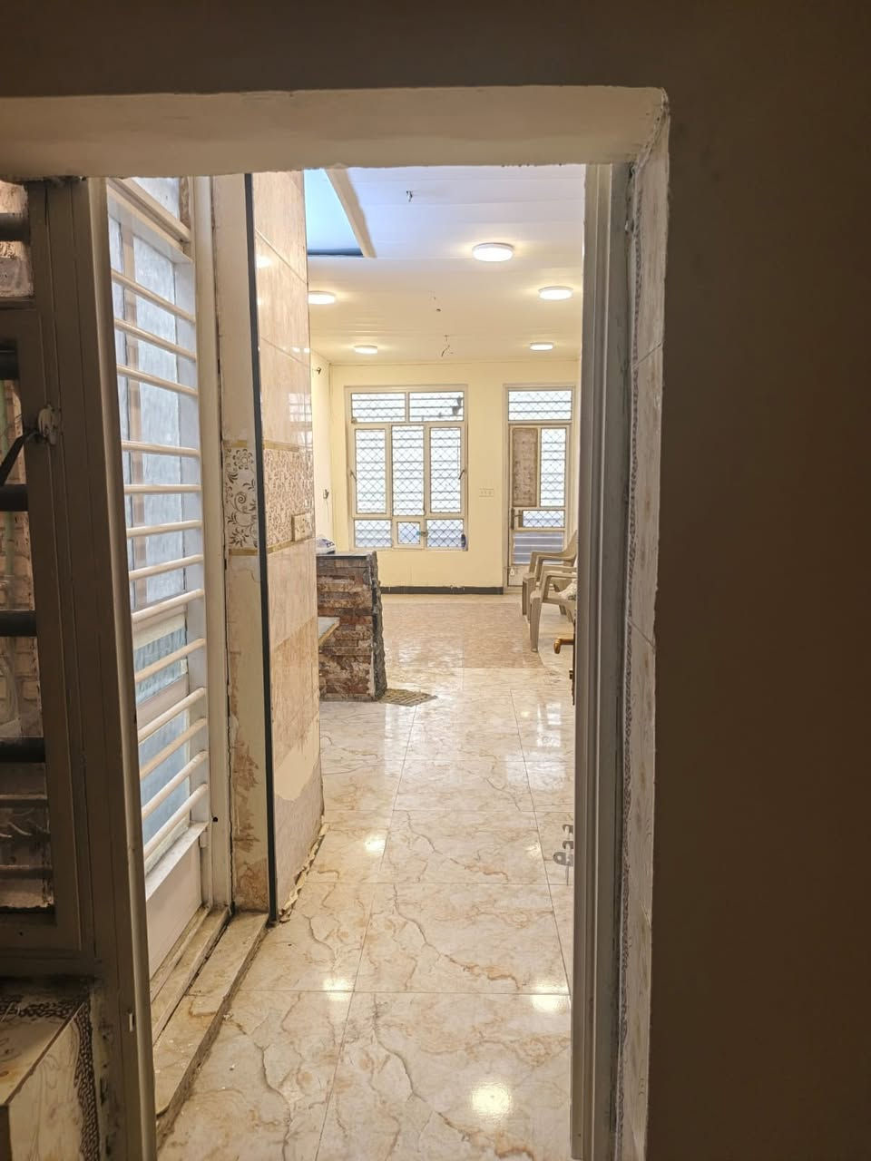 شقه حديثة للايجار منفصلة بالكامل  موقع مميز جدا. تصلح شركة او مكتب تجاري او سكن طلاب. او شركة سياحة  او منفذ للصيرفه  السيدية الشارع العام قريب جامعة الفراهيدي. مقابيل مدارس الانكليزية.  للاستفسار الاتصال على صاحب الشقة مباشر ***********
يوجد محل للايجار ايظا
