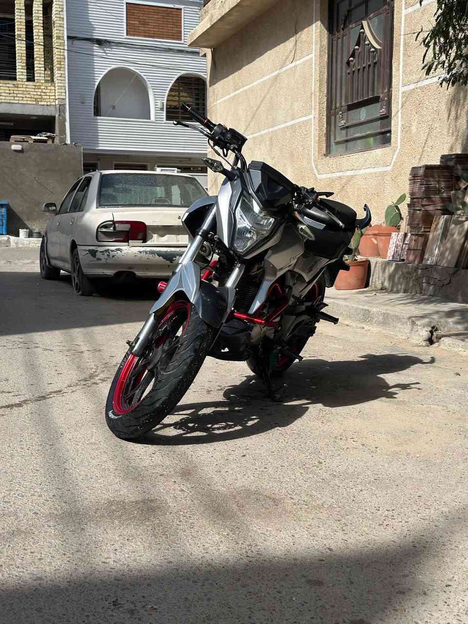 سلام عليكم دراجة دايون خفاش موديل 2020 محرك200cc
خمسة كير دراجة مكفولة كفالة عامة جيب وياك اقوة مصلح 
فقط بيهة الدشبول ميشتغل 
أوراقها كاملة 
سعر. مليون و450 بيهة مجال 
مكاني بغداد شعب 
الرقم للتواصل ***********
