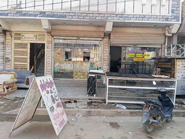 فرن البيع يحتوي على معمل كيك وفرن كهربائي وفرن حجري ال كهربائي شغلة جيس الحجري شغالة 100طالولي  التواصل والاستفسار عل هاذا الرقم ***********
