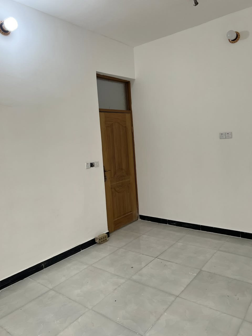 السلام عليكم ورحمة الله وبركاته (للبيع )بيت زراعي  مساحة 80متر في منطقة الدورة /الكفاءات الصحه متكون استقبال ومطبخ وخدمات ومنور وغرفة نوم فوك غرفتين نوم مع خدمات 

الاتصال على الرقم ***********
