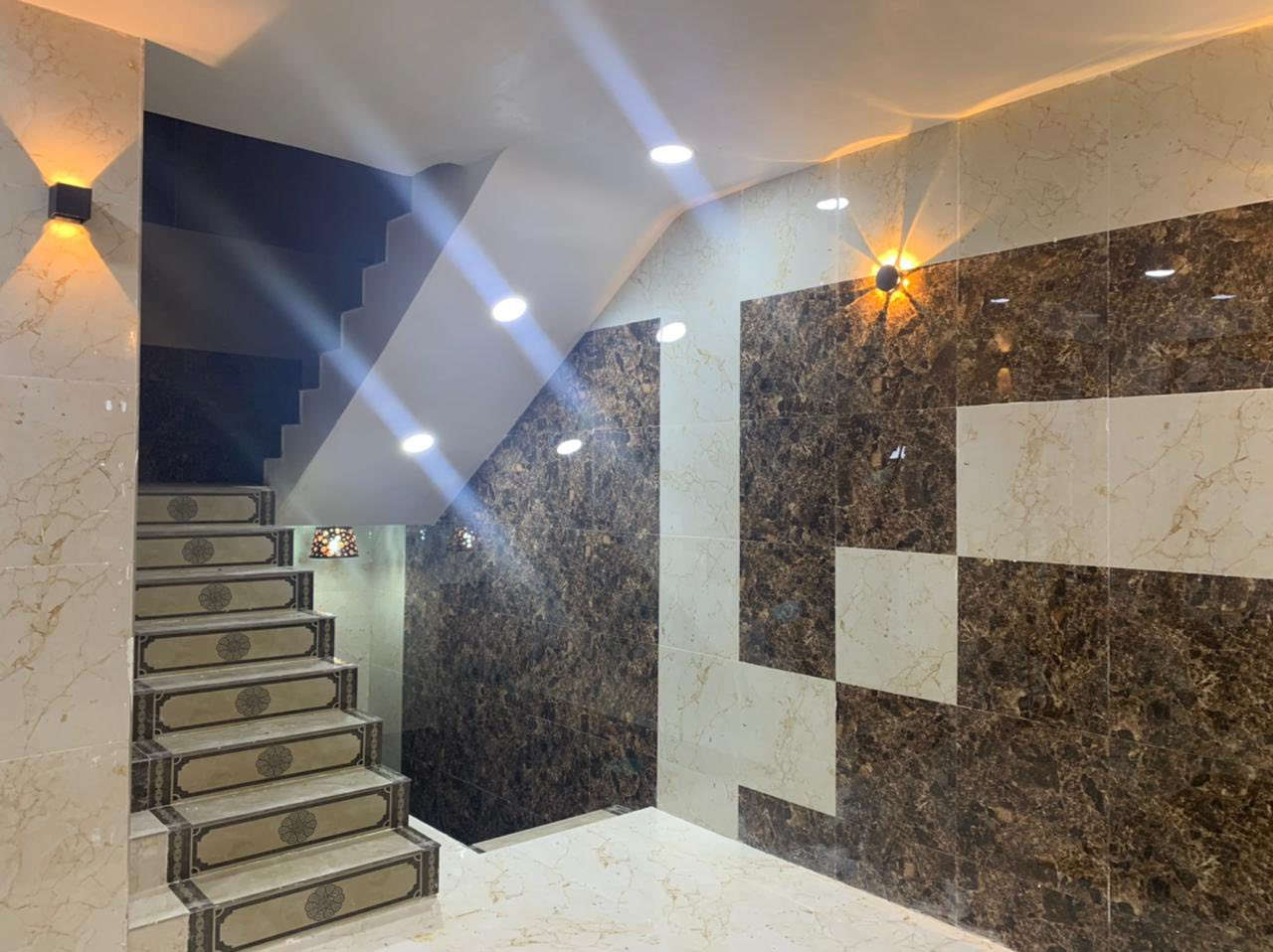 السلام عليكم 
شقه اللأيجار مساحه 100 متر ( بناء حديث) 
تتكون من ( غرفتين نوم وصاله ومطبخ وصحيات ومناور) 
تتكون من كافه الخدمات من ماء وخزانات وسخانات 

المكان/طوريج لشارع العام ام الهوى قرب مجمع دينار 
الاستفسار/ ***********
