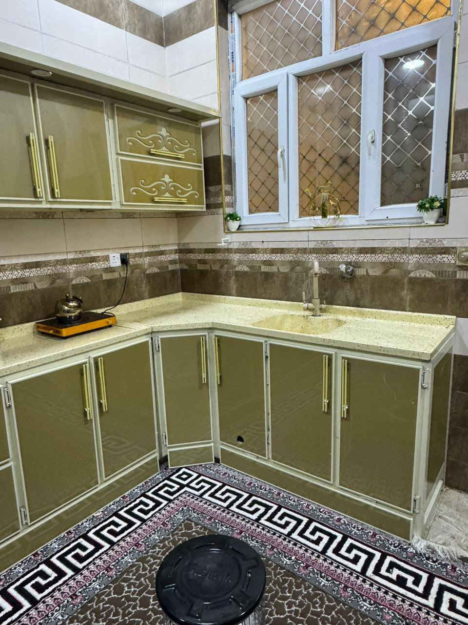 اغراض مطبخ للبيع كاونتر مع طباخ كريازي مع ميز طعام مع ساحبه للاستفسار مراسلة الصفحه او الاتصال على رقم الهاتف ***********
