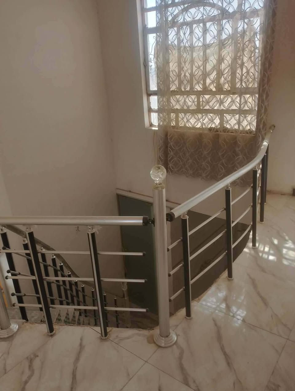 للبيع دار ١٠٠ متر طابو زراعي الشارع الاول  قطع هيثم الجبوري  في ابي غرق بناء حديث واجهه ٥ متر للاستفسار الاتصال *********** مكتب الضاحية للعقار
