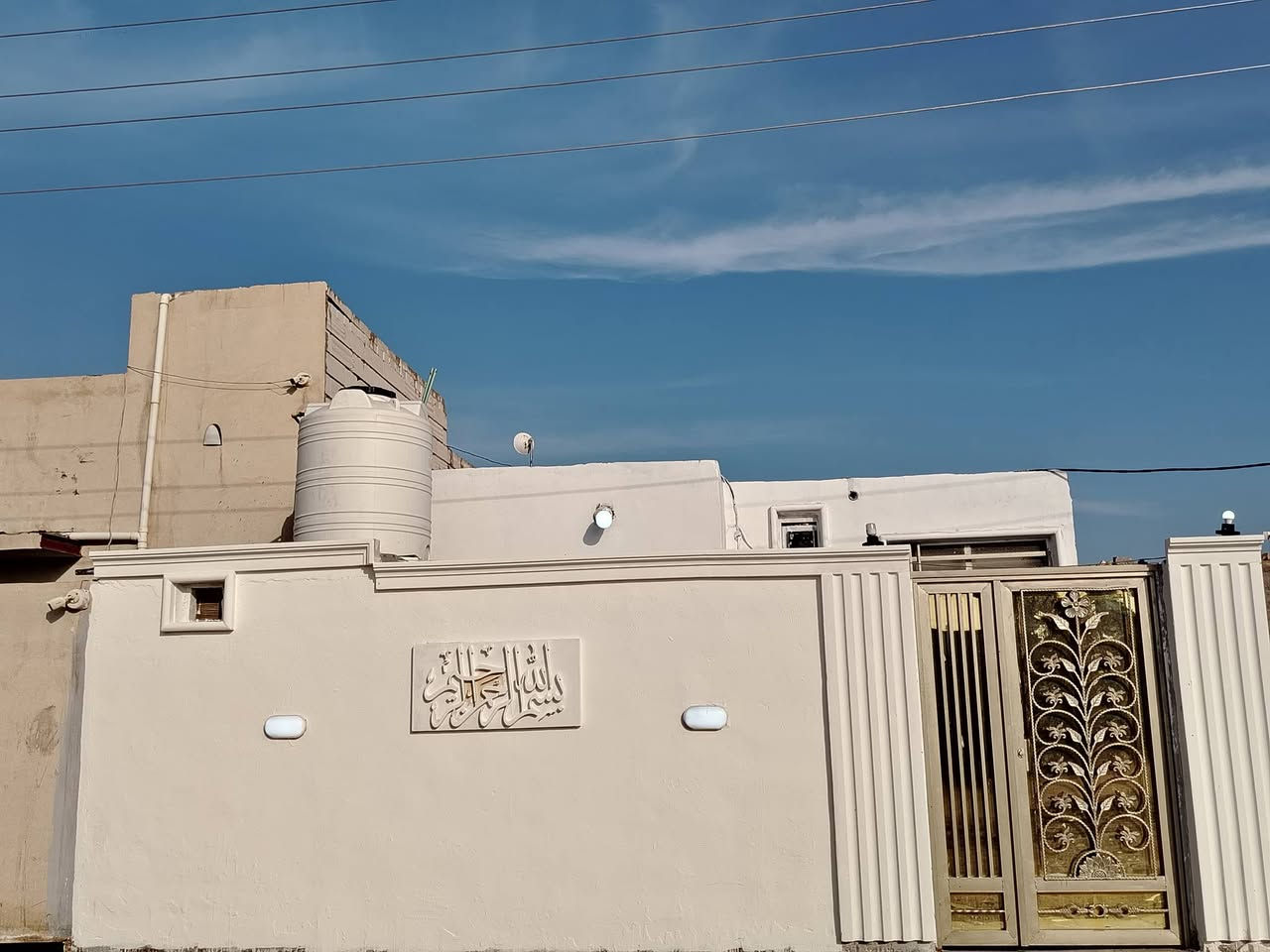 للبيع بيت بناء حديث مشمول بالتطويب قانون ٣٢٠
📍 الموقع:  النجف الاشرف /طريق كربلاء – نجف
عمود 122 – جهة يا علي
قرب علوة المخضر النموذجية
📐 المساحة: 100 متر
🏠 المواصفات:
غرفتين
صالة + مطبخ
استقبال
تخاريج عدد 2
⚡ الخدمات والمميزات:
تبليط كامل باب البيت 
كهرباء فول ٢٢٠
مولدة خط ذهبي
بيت جاهز للسكن نظافة ممتازة
ماء بدون ماطور للسطح 
كافة الخدمات متوفرة 

💰 السعر:
26 نقداً
📲 للاستفسار أكثر (واتساب):
***********
