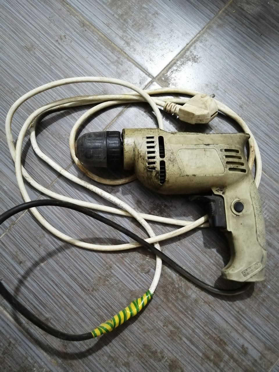 ألسلام عليكم متاح مسدس صبغ ٢٥ درين صغير ١٥ همر ٢٥ درين لقمه ٢٥ الكوت منطقة الفلاحيه الاتصال على الرقم ***********
