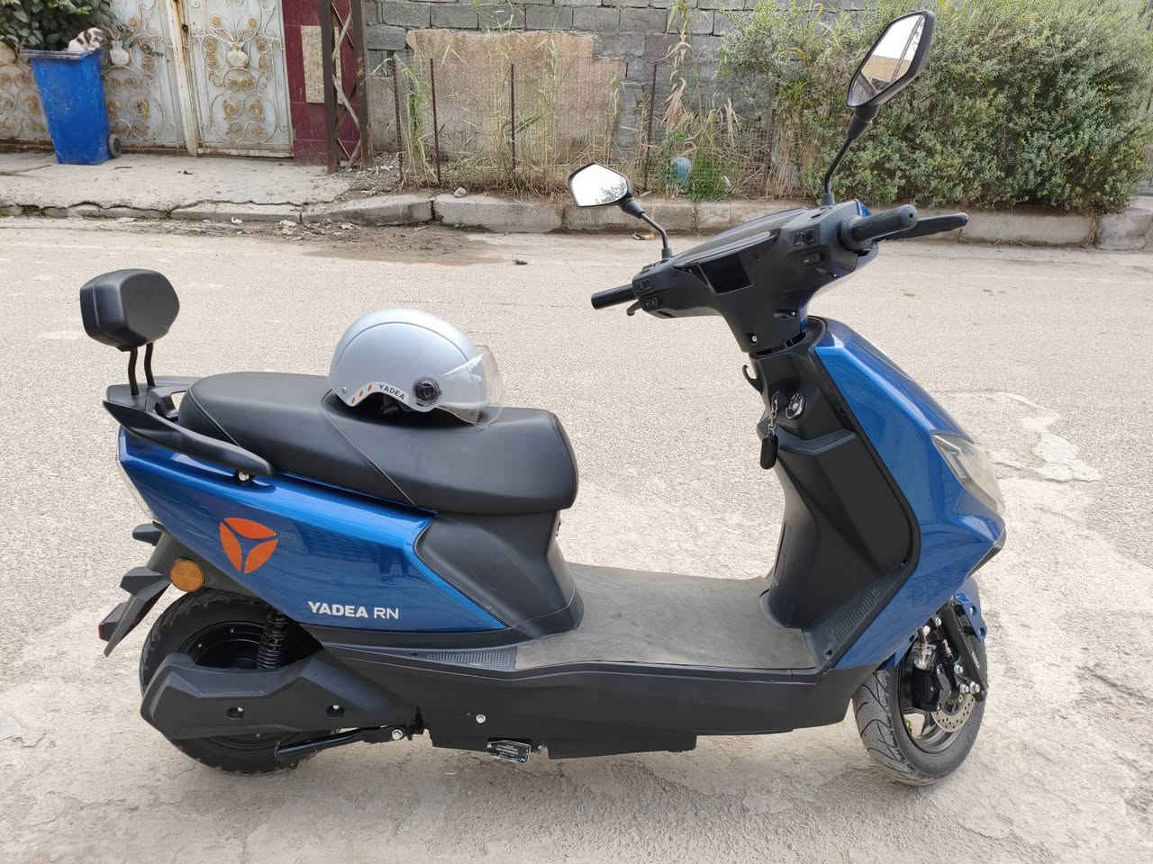 اخوان مستعجل ع بيع كلش اخوية عنده عملية ومحتاج فلوس كلش مختنك الله شاهد

دراجة RN من شركة ياديا بعدها داخل الظمان الوصل مالتها موجود اخذتها بشهر ١١ ظمانها سنتين على البطارية والملف وسنة على العقل والكهربائيات 
الدراجة ضد المي وتر بروف وتتحمل وزن وشركة ياديا معروفه بسمعة دراجاتهم 
البطارية 23 امبير / 72 ڤولت 
عدد البطاريات 6 
نوع البطاريات كرافين 
السرعة 50 
تشغيل عن بعد 
سويجات ثنين 
نظام بك R 
المسافة المقطوعة بالشحنة الوحدة 50 كيلو 
سعرها 650 وبيها مجال بسيط 
***********
