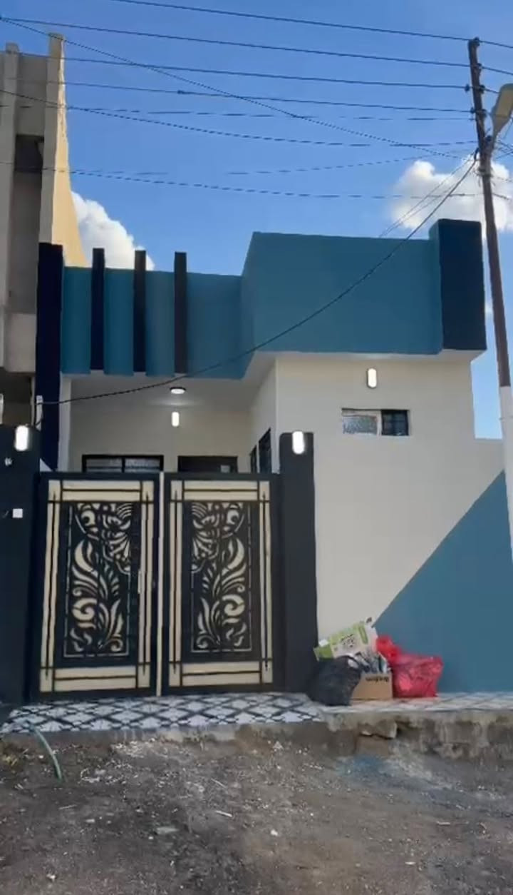 بيت للبيع في الموصل - حي الانتصار 🏠
الموقع المتميز: حي الانتصار - يقع مباشرة على شارع 30.

​تفاصيل العقار:

​📐 المساحة: 110 متر مربع.

​🛌 غرف النوم: غرفتين (2) نوم واسعة.

​🛋️ و ستقبال:

​📺 الهول: 

​🍳 المطبخ:

​🚿 الصحيات: مجموعة صحيات كاملة.

​✨ المميزات:

✅ السعر 66 مليون وبي محال

✅ تصميم داخلي يستغل المساحة بشكل ممتاز.

✅ قريب من كافة الخدمات والأسواق.

​📞 للتواصل والاستفسار أو للمعاينة، يرجى الاتصال على الأرقام التالية:

📱 ***********

📱 ***********
