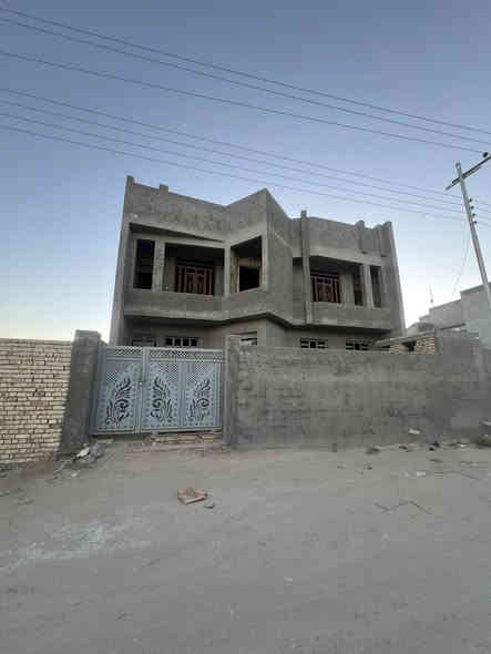 بيت لبيع الفلوجه حي المهندسين لجديده لبيق مساحته 350 لبنا وبصف قطعه ١٥٠ متر حديقه  البيت يحتوي علا غرفه ٥ لقاط لثاني ٣ غرفه ول جوه ٢ غرفه ديوانيه ١٠ متر و صاله ومطبخ حار وبارد حمام فوك وحمام جوه وطرمه وصحيات بره ولبيت باقيله بس لداخل مالته سراميك وبياض  البيت سعره ١٨٠ مليون طابو صرف لا بسمي ***********
